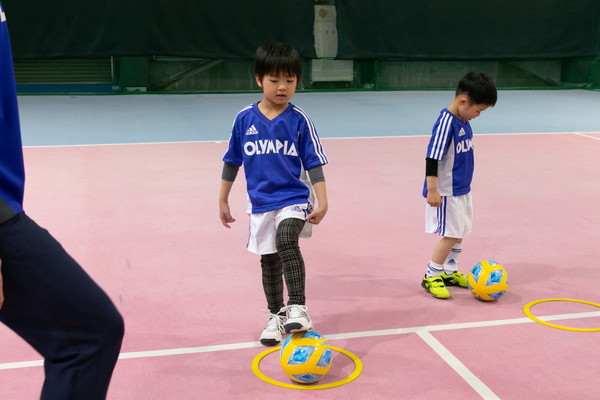 サッカーの練習をする子供たち
